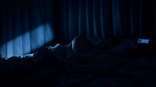 Les effets du stress sur le sommeil: réveils nocturnes fréquents